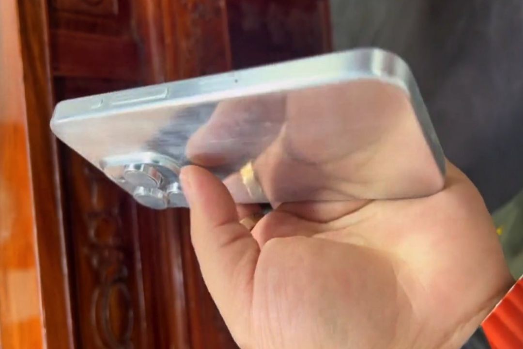 A Real-World Look at the New Buttons, USB-C, And More With the iPhone 15 Pro Dumm y_